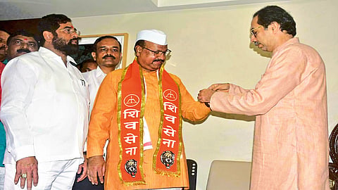 औरंगाबाद ः जिल्ह्यातील सिल्लेड विधानसभा मतदार संघाचे कॉंग्रेसचे आमदार अब्दुल सत्तार यांनी सोमवारी मुंबईत मातोश्रीवर शिवसेनेत प्रवेश केला. शिवबंध बांधताना उद्धव ठाकरे. सोबत एकनाथ शिंदे, कृष्णा पाटील डोणगावकर, केशवराव तायडे.