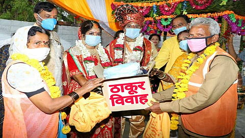 नांदेड - ठाकूर - चौहान कुटुंबियांनी साध्या पद्धतीने लग्न करुन कोरोना योद्धांचा सन्मान केला.