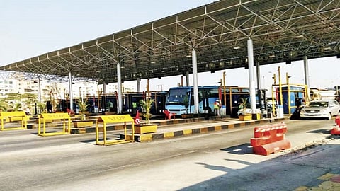 shivsena aggressive take on manmad-kopargaon road toll