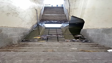 भुयारी मार्गात सांडपाणी साचले आहे.