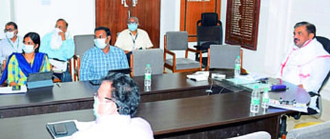 भंडारा : व्हिडिओ कॉन्फरसिंगद्वारे घेण्यात आलेल्या बैठकीत सहभागी पालकमंत्री सुनील केदार व इतर.