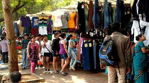 मुंबईतल्या कापड बाजाराची मंदीशी झुंज, दिवाळीच्या तोंडावर बाजार सावरतोय