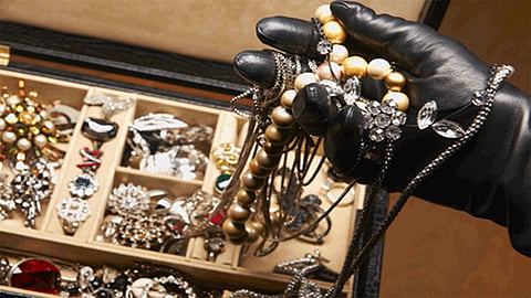 one arrested for stealing nine pound jewelery kolhapur