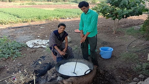 तीर्थपुरी : बाणेगाव येथील सिद्धेश्वर जंगले व पत्नी संचिता जंगले दुधापासून खवा बनविताना.