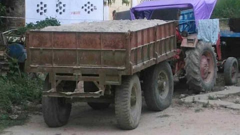 Attempt to hijack sand stealing vehicles by pushing police in Sangola taluka
