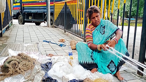 लॉकडाऊनमुळे विणकामगार उपाशी; उत्सवच बंद असल्याने दोऱ्या विकणार कुणाला?