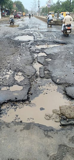 वानाडोंगरी : राजीवनगर येथील हिंगणा-नागपूर या मुख्य रस्त्यावर पडलेले खड्डे.