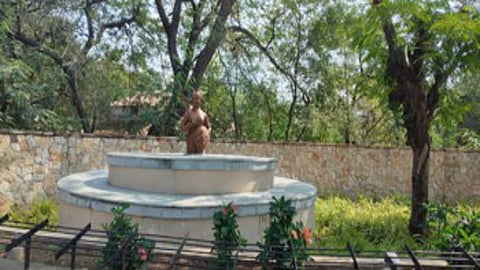 वर्धा : पोस्ट कार्यालय चौकातील झाशीची राणी यांचा पुतळा.