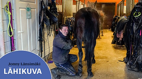 Jonny Länsimäki haluaa tehdä kaikkensa omien valmennettavien eteen. ”Minulla on kova kilpailuvietti, ja jos hevoset menevät huonosti, niin asioita tulee mietittyä tosi paljon.”