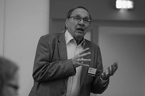 Pertti Hartikka oli arvostettu luennoitsija. Tässä jakamassa tietoa Eläinlääkäripäivillä.