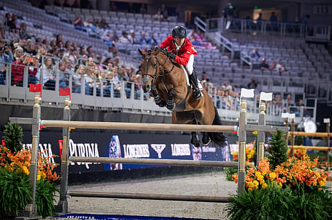 USA:n oma poika Kent Farrington otti johtosijan world cupin finaalin ensimmäisen osakilpailun jälkeen.