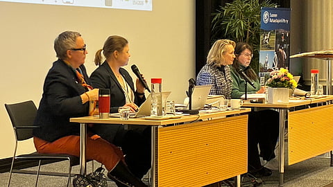 SRL:n kevätkokous keskeytettiin. Vasemmalta SRL:n puheenjohtaja Marjukka Manninen, sairauslomalla olevaa toiminnanjohtajaa sijaistava Kaisa Kähö, kokouksen puheenjohtaja Tarja Wist ja Tuula Tella.