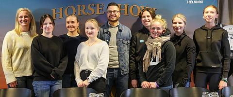 Suomalaiset ratsastajat ovat etsineet ja löytäneet polkunsa itse. Esimerkiksi esteratsastajat Maija Yli-Huhtala, Pipsa Koski, Alina Salo, Anni Hjerpe, Antti Linna, Jone Illi, Petra Heikkinen, Aura Vasama ja Sani Illi.
