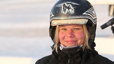 Mira Lehto valmentaa hevosia Hämeenkoskella.