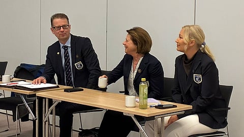 Vasemmalta SRL:n hallituksen jäsenet Dan Björklöf, Carina Nyholm ja hallituksesta tänään eronnut Emilia Vättö.