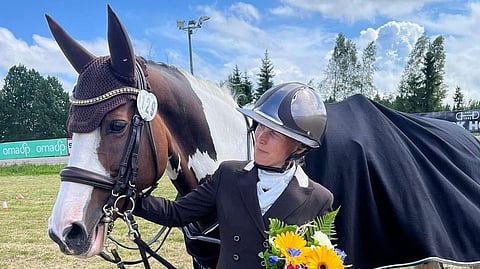 Kirjava Miss Manley on palannut treeniin ja kisakentille. Kuvassa tyytyväinen Jauhiainen tammansa vierellä.