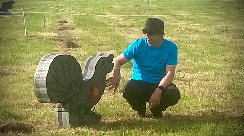 Lajilegenda Asko Hirvonen esittelee kilpailijoille metsästysradan kulkua kertoen, paljonko pistepottiin kertyy pisteitä osumasta.