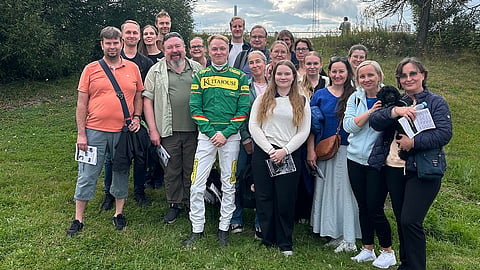 Ensimmäistä kertaa raveissa käyneet kokivat arvokkaaksi kohdata ravien aktiiveja. Ohjastajista Jukka Torvinen sai kiitosta ystävällisyydestään.