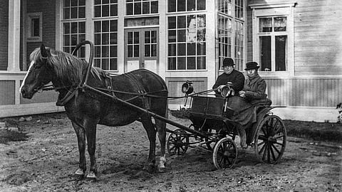 Keski-Suomi on suomenhevosaluetta. Kuvassa Hanna Parviainen ja Wivi Lönn Sulkulan pihassa 1930-1936.