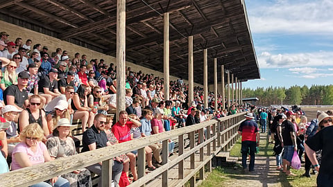 Yleisöä Kokemäen kesäradan juhannusraveissa