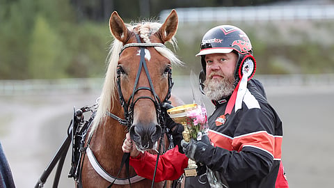 Teemu Okkolinin valmentama Harjan Fakiiri voitti karsintansa yllättäjänä. Finaalissa oriin rattaille nousee Niko Jokela.