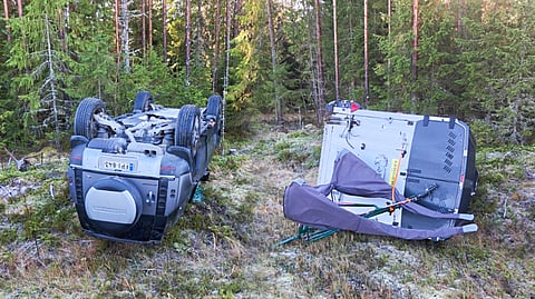 Maasturi keikahti tieltä suistuttuaan ympäri, hevoskoppi kaatui kyljelleen. Kaksi erillistä kuvaa yhdistettynä.