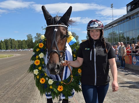 Timbal saapui E3-seremonioihin ikionnellisen hoitajansa Charlotte Anderssonin saattamana. Kuva Lars Jakobsson Kanal75