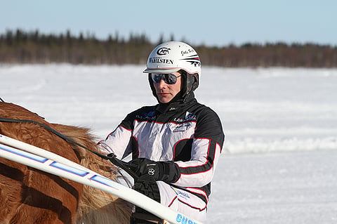 Petteri Joki kuskasi Joana's Roadrunnerin voittoon Oulun Toto5-pelin ensimmäisessä kohteessa. Tässä arkistokuvassa hän kurvailee Levin jääraveissa.