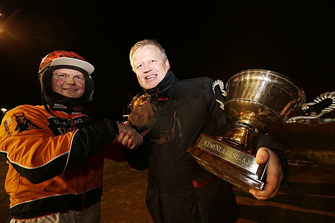 Tommi Kylliäinen ja Proud Sallyn omistajatalli Sallys Tippa Teamin edustaja Iiro Uutinen juhlivat Kymenlaakso-ajon voittoa. Kuva Jarno Unkuri.