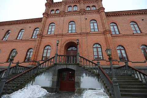 Vaasan historiaa henkivä hovioikeuden talo toimi puitteina kun laamanni ja kaksi neuvosta pohtivat syyskuussa vuonna 2013 Ähtärissä ponien tappamiseen johtanutta tapausta.