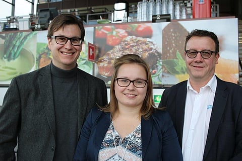 Mikko Korpela (Lahti), Elina Hirvonen (Forssa) ja Pertti Immonen (Seinäjoki) olivat hymyssä suin, kun kuninkuusravihankkeet ottivat ison askeleen eteenpäin.