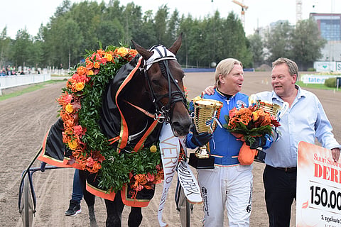 Veijo Heiskanen ja omistaja Thomas Lantz juhlivat Benjamin Evon derbyvoittoa syksyllä 2017.