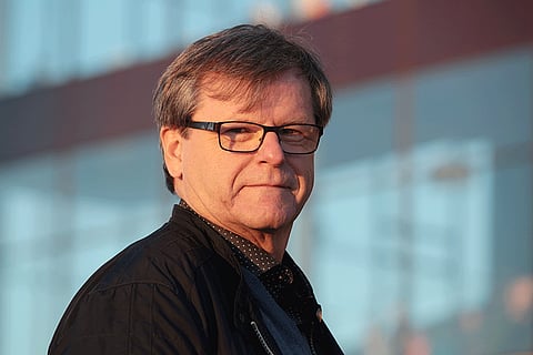 Suomen Hippoksen kilpailupäällikkö Tuomo Pekonen tekee selvitystyötä kesäkuun lisäravipäivien eteen. Kuva: Jarno Unkuri.