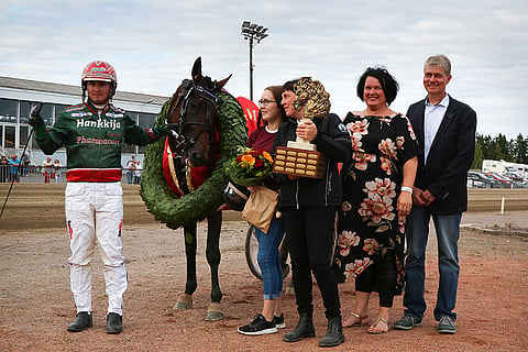 Hannu Torvinen ajoi Anne Luttisen Ranch Kellyä, jota hoitaa Heidi Konga.