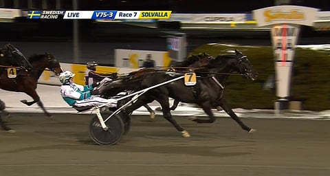 Sorbet kiisi ulkorataa pitkin ohi Zenit Brickin. Kuva: ATG Live