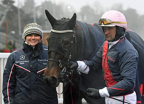 Kirsi Manninen, Noble Dolly ja Jean-Michel Bazire juhlivat voittoa. Kuva: Gérard Forni
