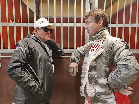 Kuva vuoden 2019 Elitloppetista. Tänä vuonna Timo Hulkkonen ja Iikka Nurmonen keskustelivat Ruotsin ravien taktiikasta puhelimen välityksellä Suomen ja Ruotsin välillä. Kuva Totofoto