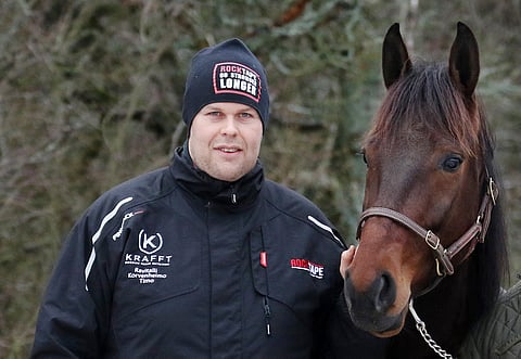 Hazelhen Hermeksen kanssa poseeraava Timo Korvenheimo kuuluu jatkossa Jokimaan ratatreenareihin. Kuva: Anu Leppänen