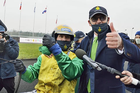 Antonio Somma kiirehti onnittelemaan hevosensa kuskia Björn Goopia.