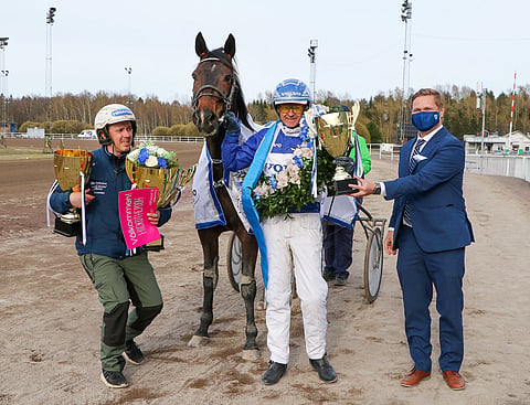 Seremoniapaikalla juhlittuina Hickothepoohin hoitaja ja osaomistaja on Ernestas Tijunelis sekä kuski Vidar Hop. Palkitsemassa Vermo Areenan toimitusjohtaja Heikki Häyhä. Kuva: Anu Leppänen.