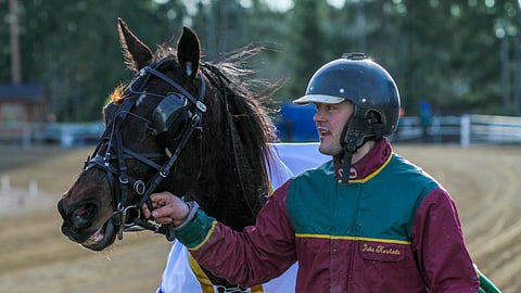 Juha Koskela ja Pilvenmäki Special -voittaja Miss Maverick ovat vaikuttaneet kohta kaksi vuotta Ruotsissa.
