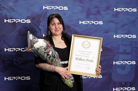 Willow Pride palkittiin viime vuoden parhaana vanhempana lv-tammana Ravigaalassa. Hoitaja Noora Tuula otti palkinnon vastaan.