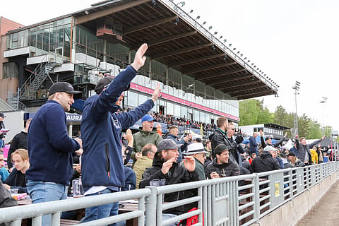 Elitloppetin urheilujuhla jättää muistijäljen. Se koukuttaa raviummikotkin tulemaan paikan päälle yhä uudestaan, etenkin kun kokemus on tehty helpoksi.