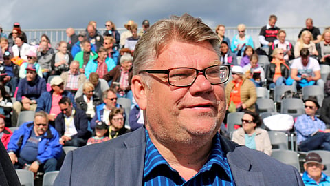 Timo Soini arvioi, että ravit ovat kuin kansakunnan saunanlauteet. "Tittelit jää pois ja luokkaerot ylittyy, kun hevonen yhdistää ja spekuloidaan, että kuka voittaa."