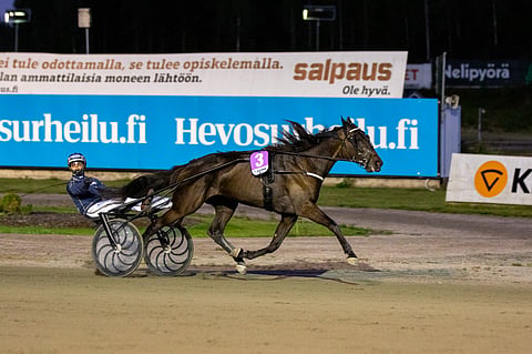 Callela Kickoff ja Olli-Pekka Holopainen tarjosivat leuat loksauttavan esityksen Jokimaan illassa.