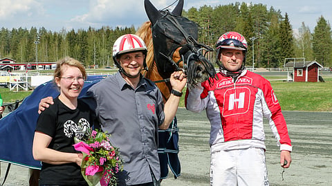 Ravireissut Alpertton kera ovat Mirva Wickstrandille ja Jarmo Leinoselle kuin loman korviketta. Alpertton alku-uralla Jarkko Kervinen nähtiin usein orin kyydissä.