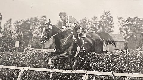 Ilmari Haimi Keija-hevosella kenttäratsastuksen steeplechase-osuudella Helsingin olympialaisissa vuonna 1952.