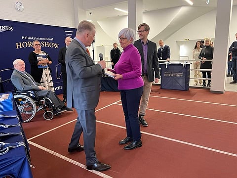 Orvokki ja Tomi Jalkanen saivat Tom Gordinilta tänään julkistetun 100 years of Finnish Equestrian Sport -kirjan dedikoidun kappaleen kiitokseksi edesmenneen Lauri Jalkasen mittavan valokuva-arkiston käytöstä teoksessa. Max Ammann istuu pyörätuolissa.