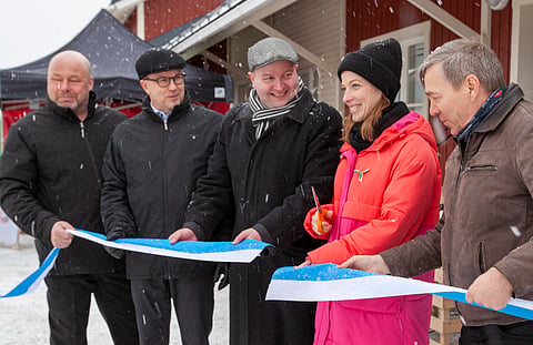 Eläinklinikan avajaisnauhaa leikkaamassa vasemmalta oikealle Mika Lohva, Tommi Tikka, Juha-Pekka Rusanen, Li Andersson ja Rauno Pikkarainen.