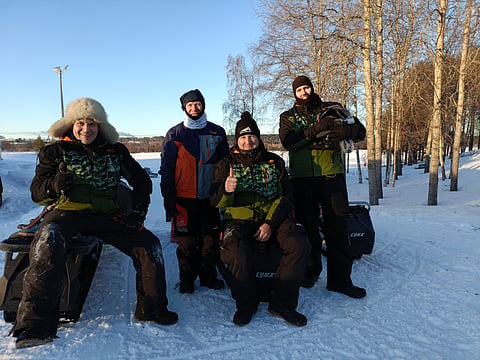 Tappi Hoikka (vas.), Örjän Kihlström, Kimmo Kemppi ja Daniel Redén valmiina hyppäämään kelkan kyytiin.